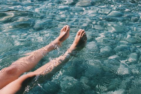 pieds dans l'eau salée