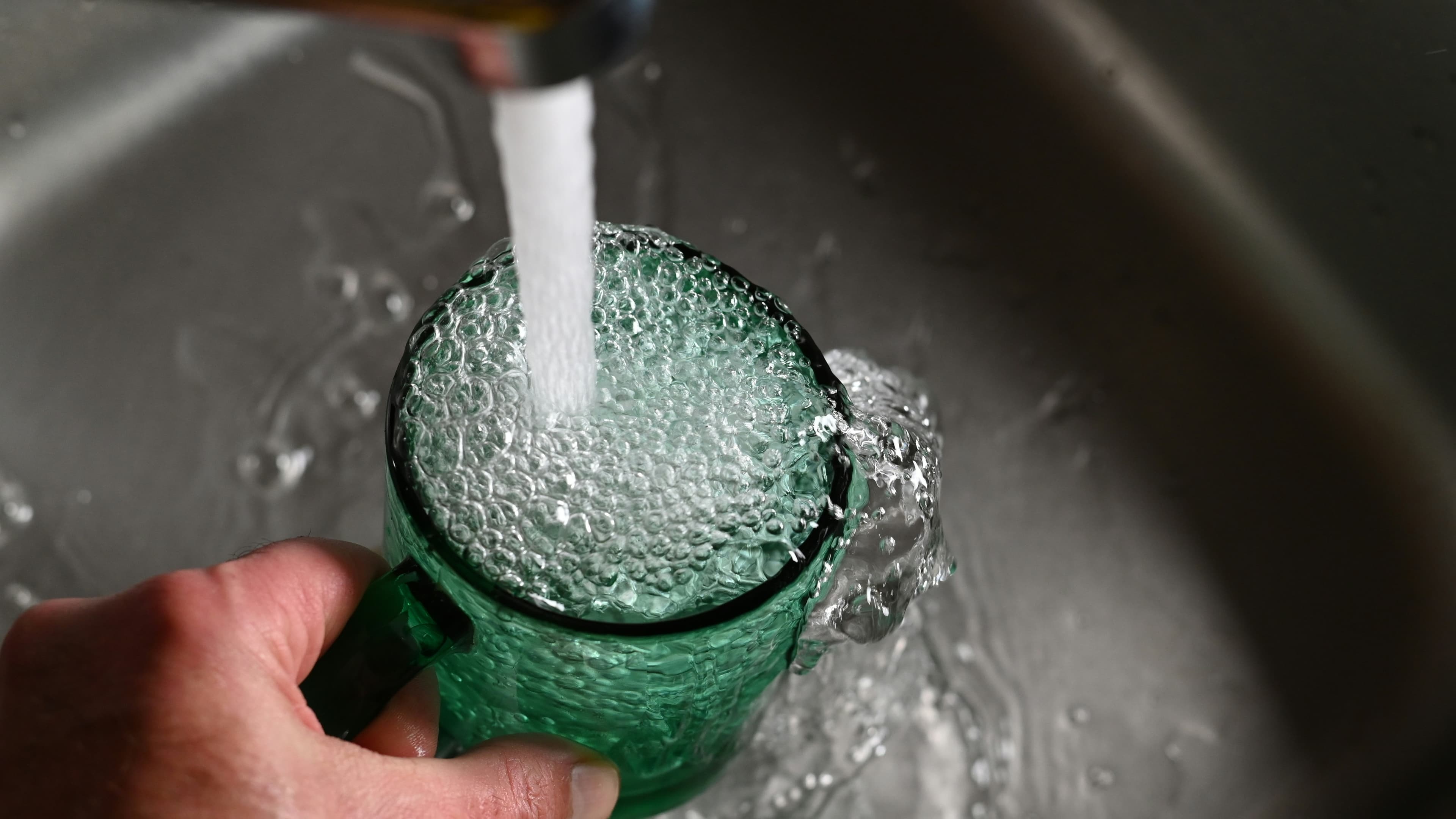 Calcaire dans l'eau effets sur la peau et les cheveux
