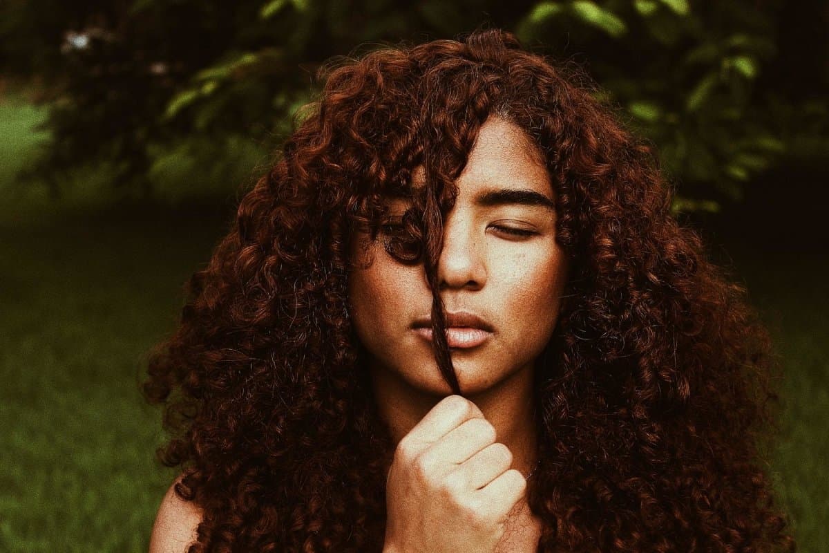 La meilleure routine pour les cheveux bouclés - Superbon