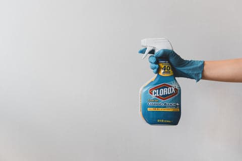 tâches ménagères avec gants