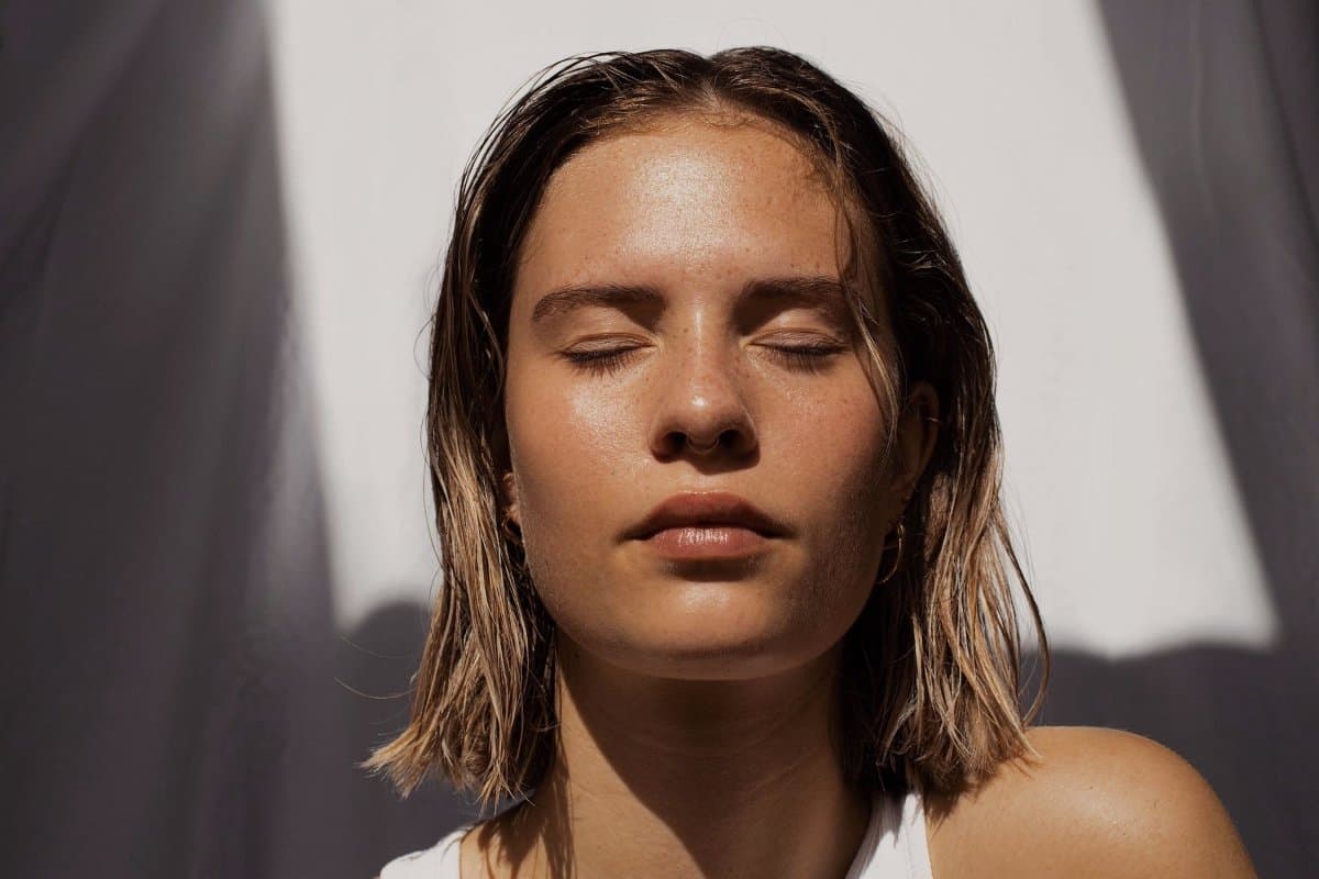 Astuces et nutrition contre les cheveux gras - Superbon